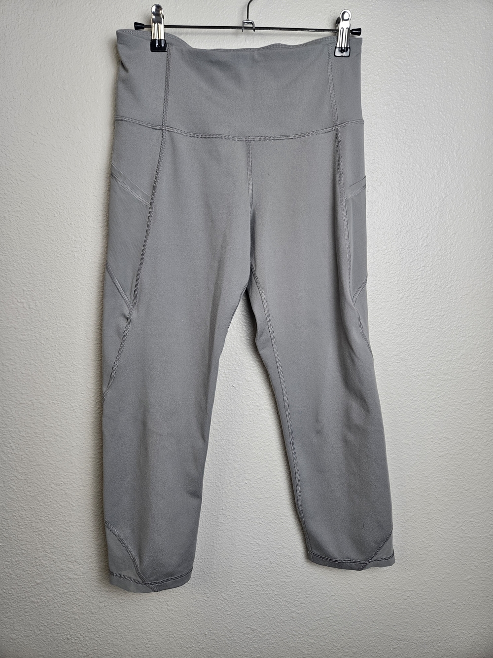 Old Navy Light Gray High-Rise Capri Leggings Size M